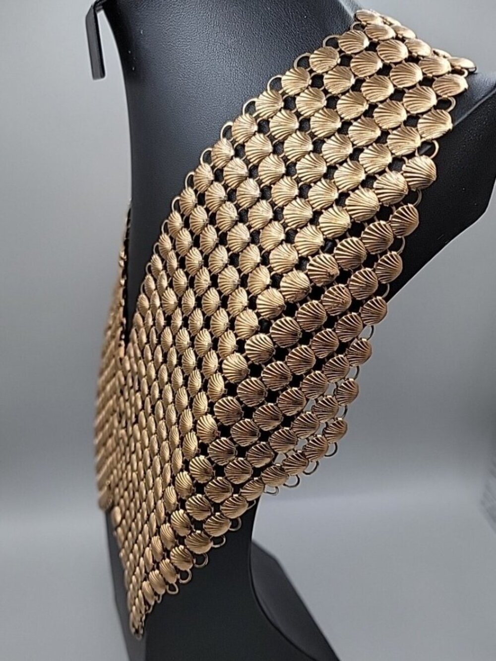 Shell Shaped Mesh Large Bib Shaw Necklace Gold Tone Metal Rare Full Front 1970s - Picture 6 of 9
